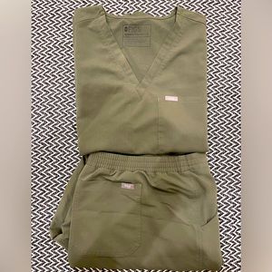 Like New - FIGS Scrubs